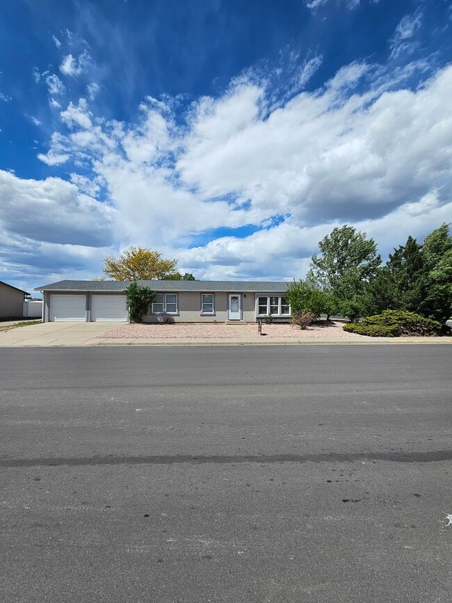 Building Photo - Charming 2bed 2bath home
