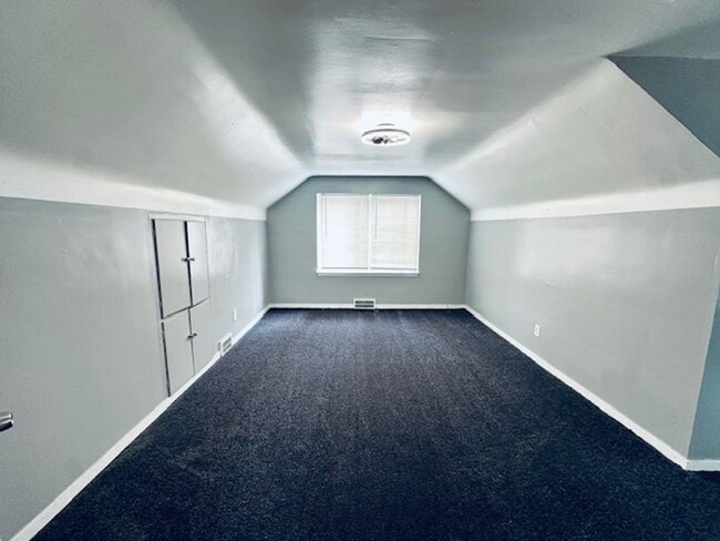 Building Photo - 3 Bedroom 1 Bath Welcome Section 8