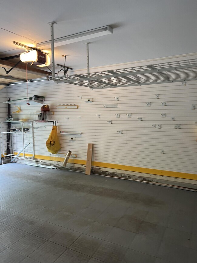 Building Photo - 1040 Daniels Farm Rd