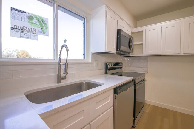 Building Photo - Beautiful 2-bedroom, 1-bathroom townhouse located in the vibrant city of El Paso