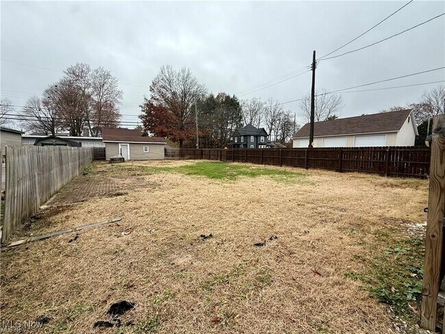 Building Photo - 338 N Wooster Ave