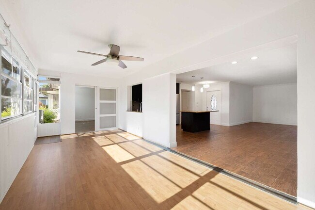 Building Photo - Lakewood - just 10minutes to Downtown Naples!