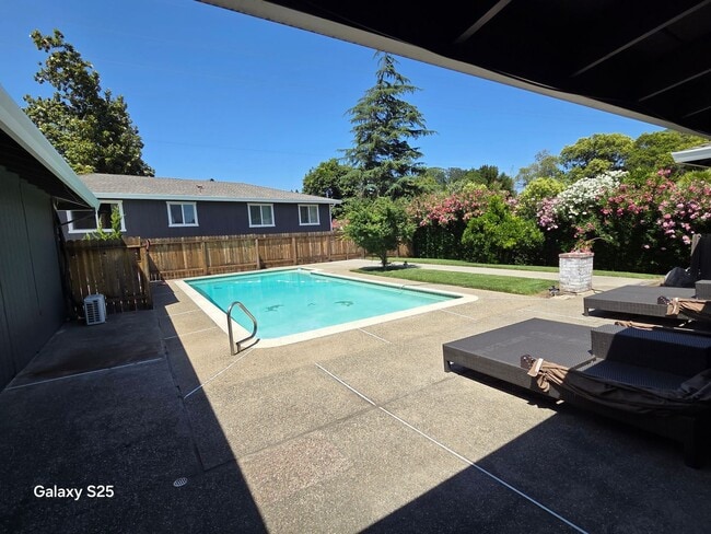 Building Photo - Large Four Bedroom with a Pool in Folsom