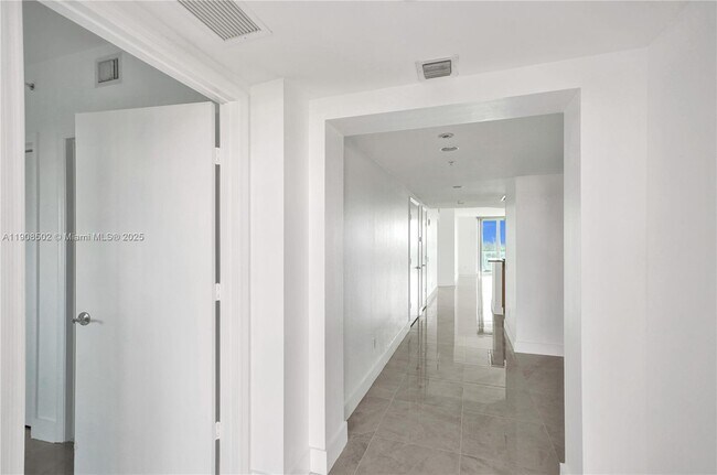 Building Photo - 14951 Royal Oaks Ln