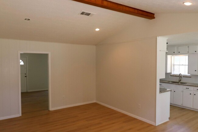 Building Photo - 109 Halo Dr