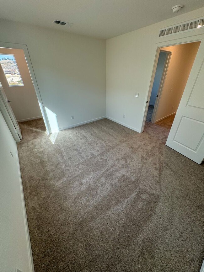 Building Photo - 5 bedroom Murrieta home for LEASE!