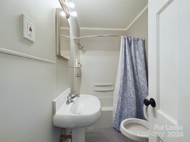 Building Photo - 618 Monroe Hwy