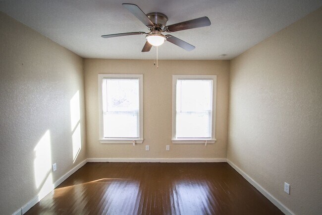 Building Photo - 934 Poinsettia St