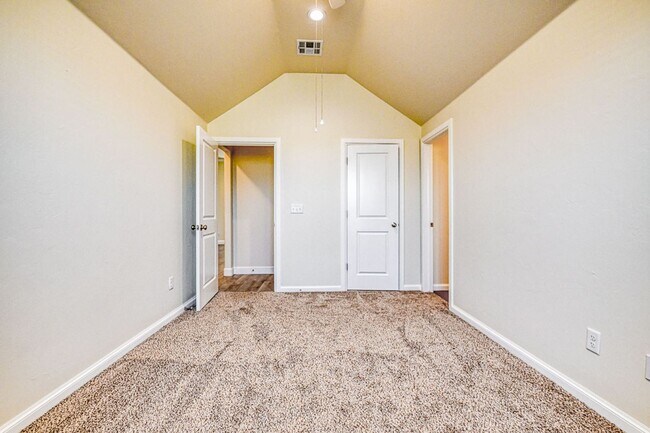 Building Photo - 3100 Pebble Pond Dr
