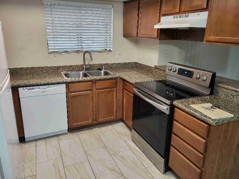 Primary Photo - 7200 W Pirates Cove Rd
