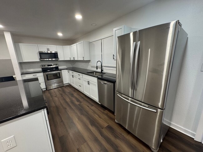 Building Photo - Stunning 4 Bed Newly remodeled!