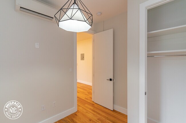 Building Photo - 1671 Lincoln Pl