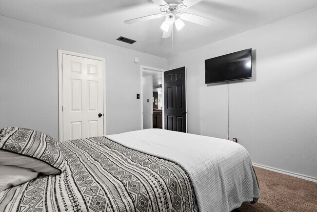 Building Photo - Beautiful home in available June 1st