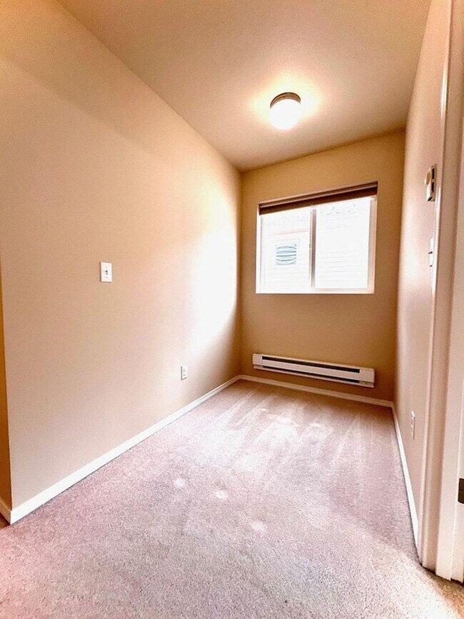 Building Photo - Beautiful 3 Bedroom Home on Greenbelt – Re...