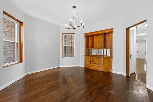 Building Photo - 915 W Newport Ave