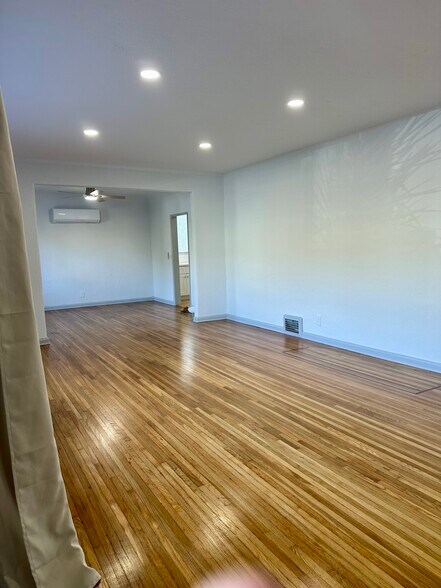 Building Photo - 1050 S Hayworth Ave