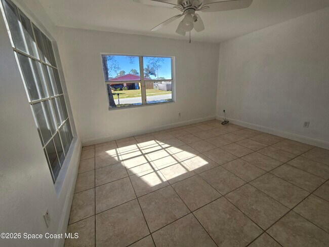 Building Photo - 771 Onyx Dr NE