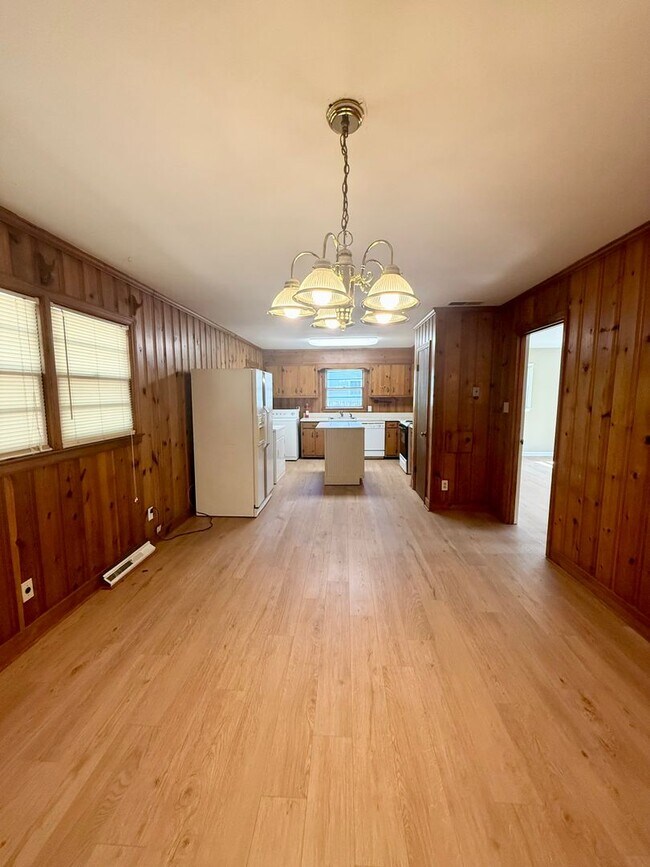Building Photo - Three bedroom, 1.5 bath house in Burlington