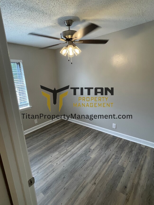 Building Photo - 2B/1B Townhome