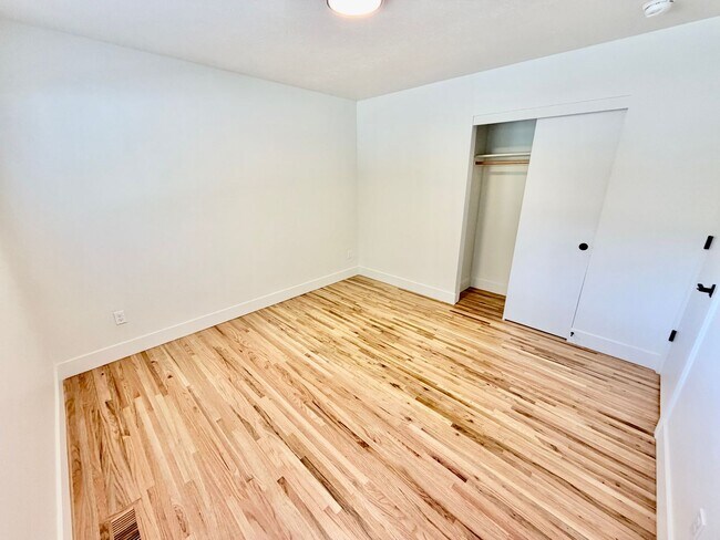 Building Photo - Freshly Remodeled 5bd/2.5bath Home w/ Daylight Basement in Heart of Multnomah Village
