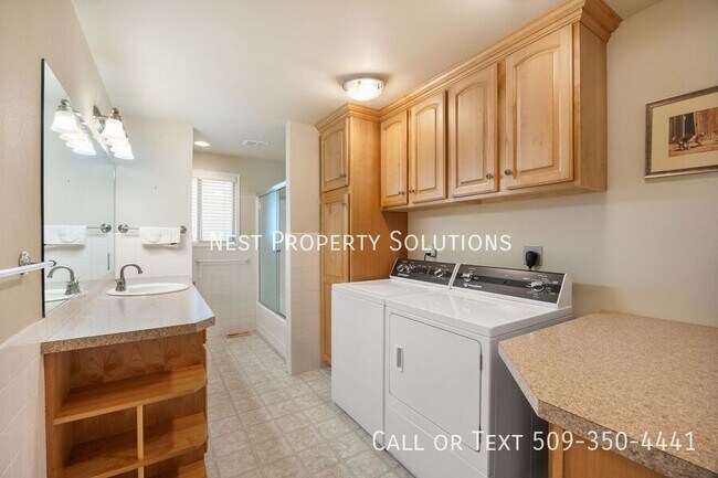 Building Photo - 1227 Fairway Dr NE