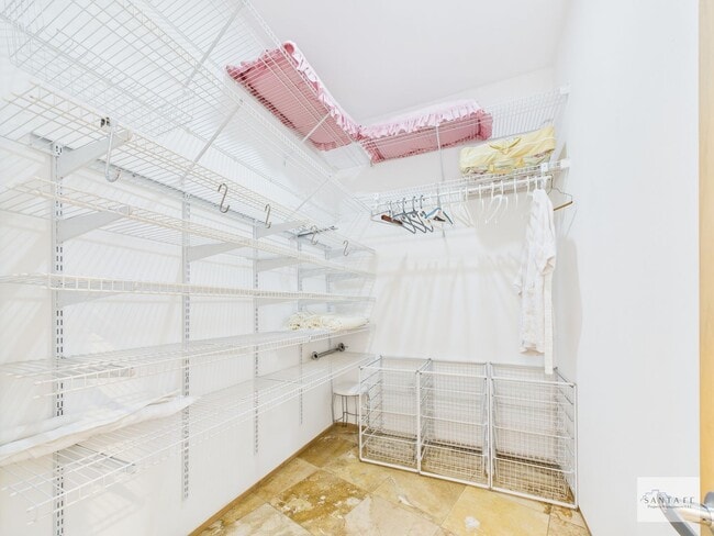 Building Photo - Stylish Home in Eldorado | Furnished or Un...