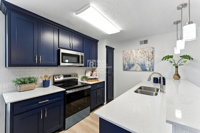Building Photo - 202 N Kealy Ave