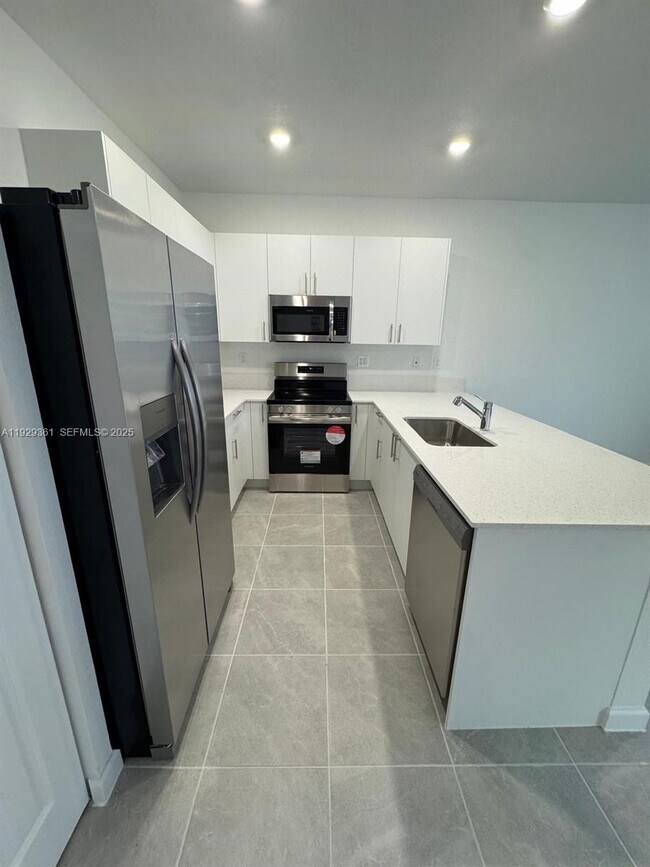 Building Photo - 635 SE 13th St Cir