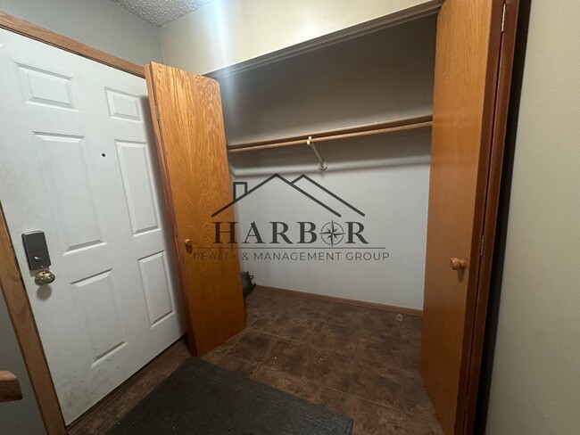 Building Photo - NW Rochester Townhome Available Now!