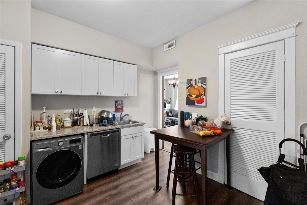 Building Photo - 4000 N Southport Ave