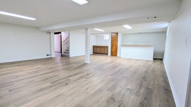 Building Photo - 330 S Oak St