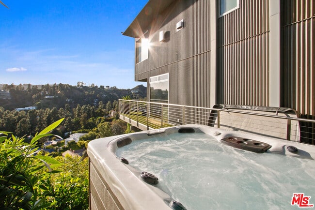 Building Photo - 9416 Beverlycrest Dr