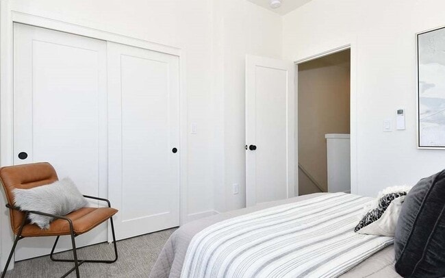 Building Photo - Elegant Townhome with modern architectural design Located in the Brentwood Neighborhood