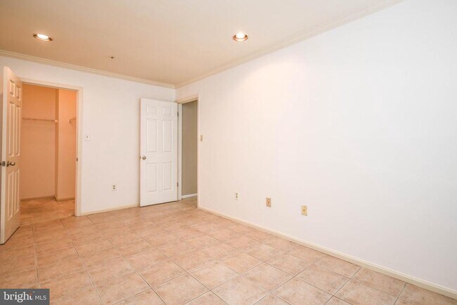 Building Photo - 5918 Edson Ln