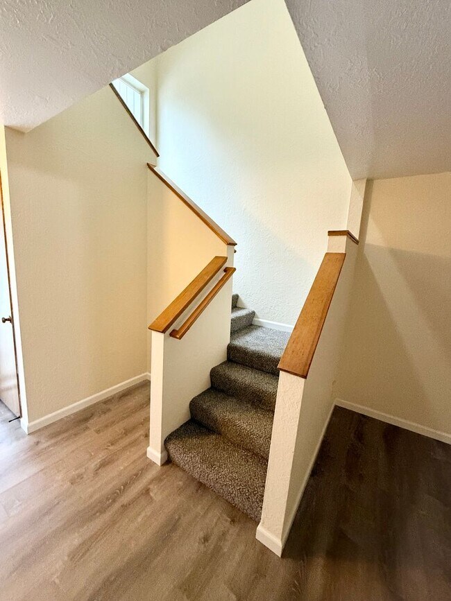 Building Photo - 3 BR, 1.5 bath townhome located in Central...