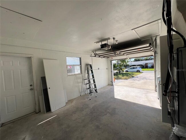 Building Photo - 2502 Tropical Shores Dr SE