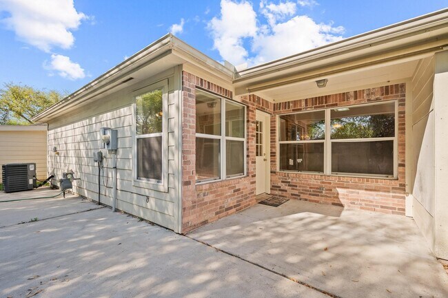 Building Photo - 8027 Daylilly Creek Dr