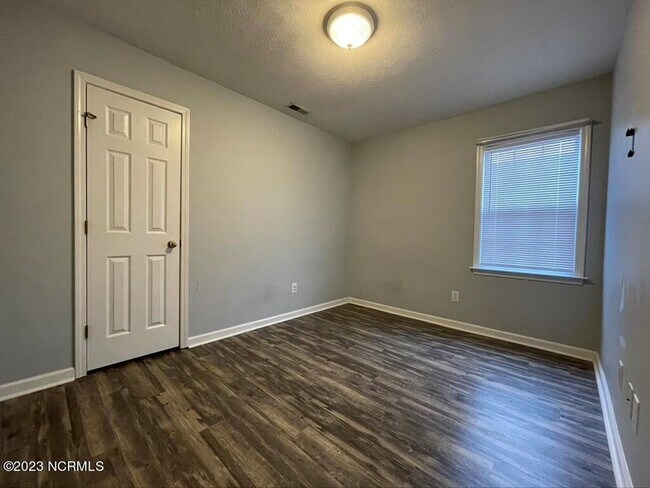 Building Photo - 104 Sweet Bay Dr
