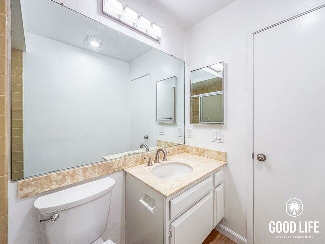 Building Photo - SD: Spacious 2BD/2BA Condo in Hillcrest with Private Balcony, Community Pool & Tennis Court