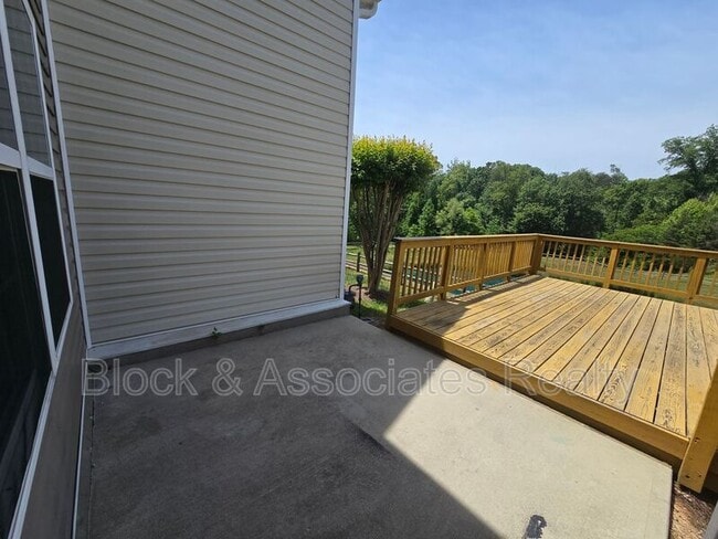 Building Photo - 545 Song Sparrow Ln