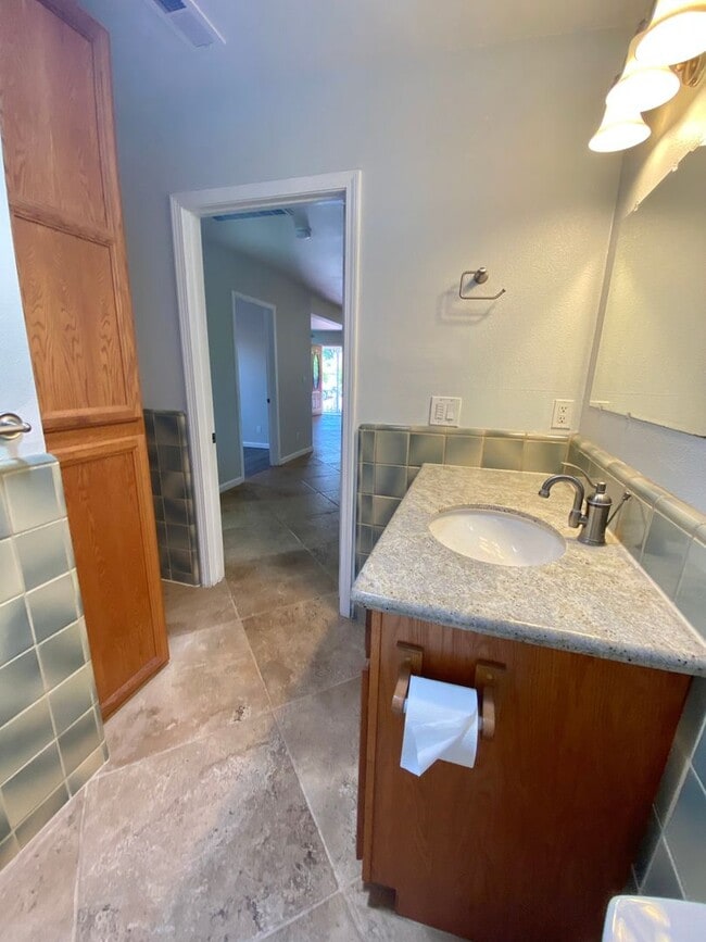 Building Photo - Charming 2 Bedroom Westside Petaluma Bungalow