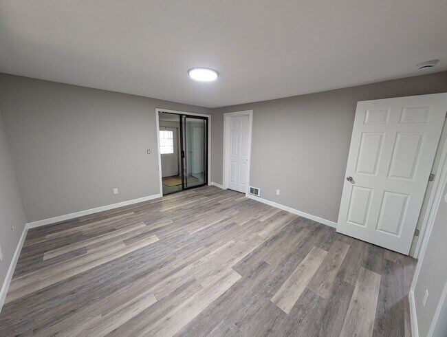 Building Photo - Large, Remodeled 2 Bedroom Duplex Unit on ...
