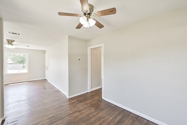 Building Photo - 1501 Greenbrier Dr