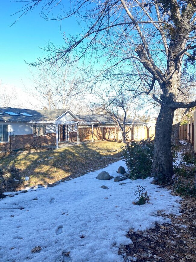 Building Photo - Large 5 Bedroom off of Mayberry Dr.