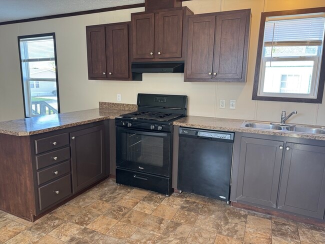 Building Photo - 48582 Lakeview E