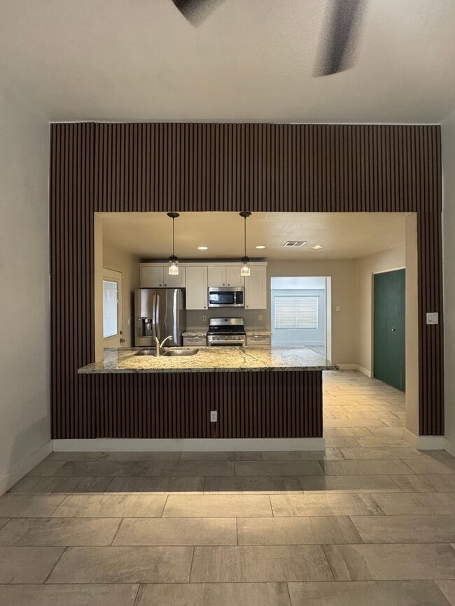 Building Photo - 2225 W Whitton Ave