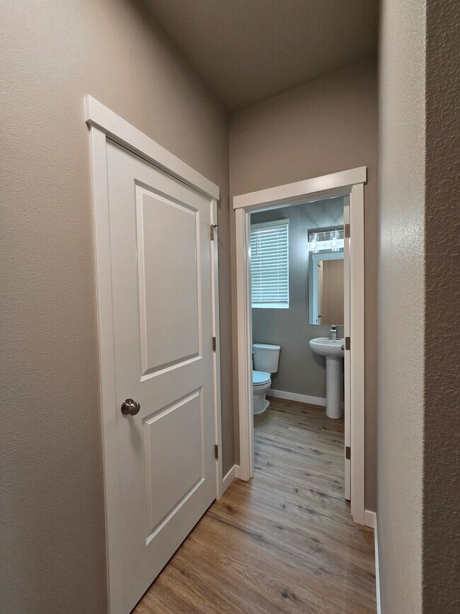 Building Photo - Brand new rental 3 bedroom 2.5 Bath in Centralia