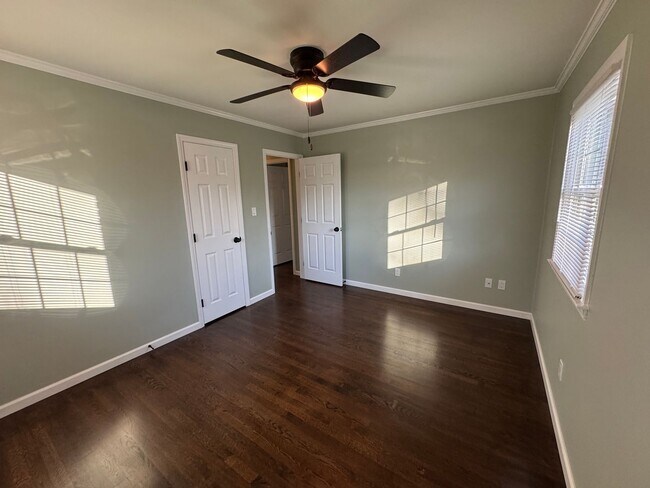 Building Photo - Move-in Ready!