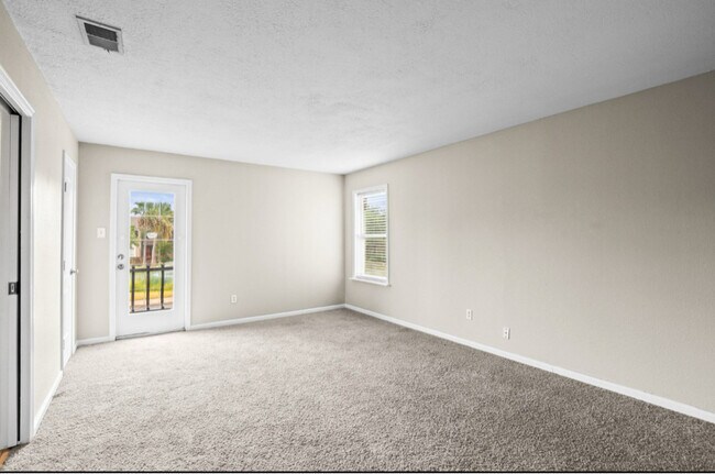 Building Photo - 11 Rock Creek Dr