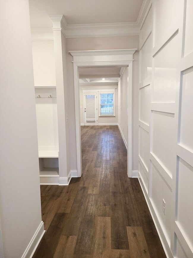 Building Photo - Conveniently Located Townhome for Rent. Av...